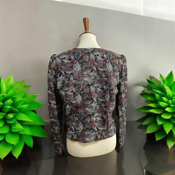 Red and Green Cropped Blazer with‎ Notched Lapels - Picture 10 of 12